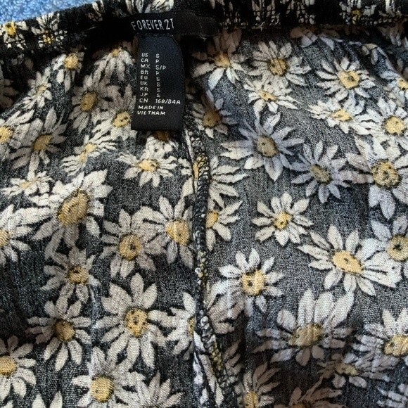 Forever 21 Women’s Dark Floral Crop Top Sz Small - Picture 3 of 3